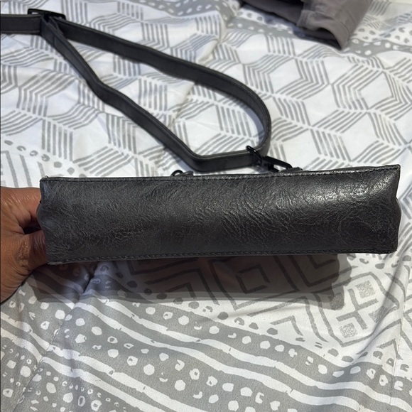 Sleek Black Leather Crossbody Bag with Adjustable Strap - Picture 4 of 7